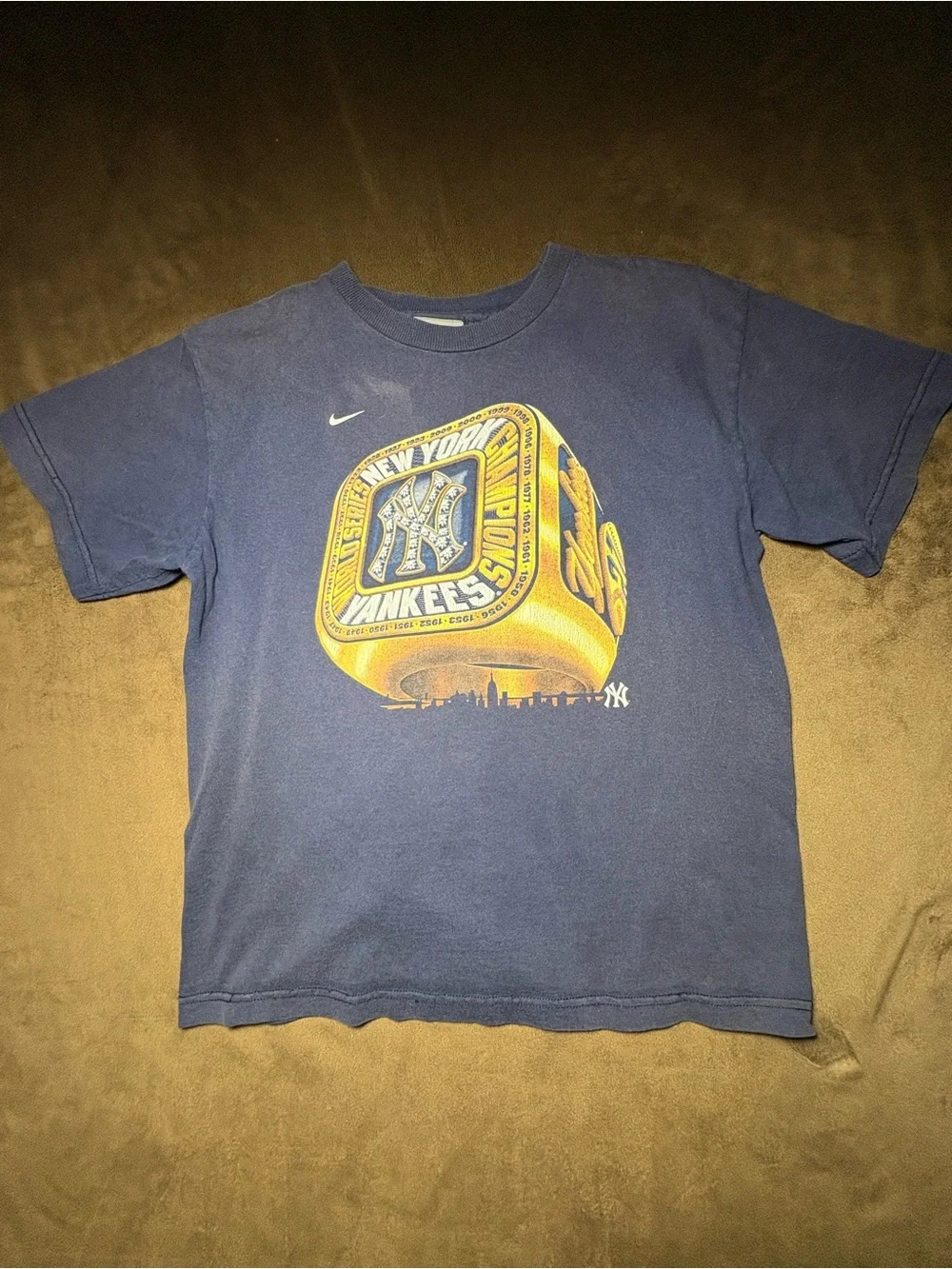 Nike New York Yankees World Series Champions Graphic Tee – Size: Youth Large